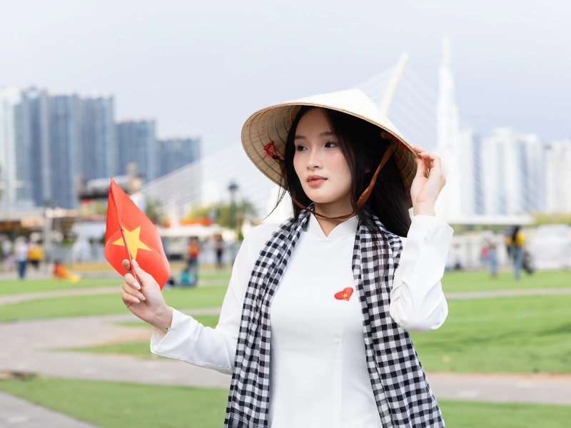 chụp ảnh cùng cờ tổ quốc