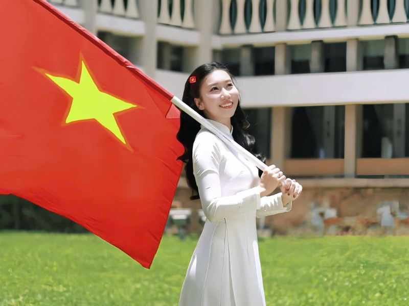 chụp ảnh cùng cờ tổ quốc