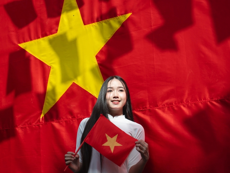 chụp ảnh cầm cờ tổ quốc