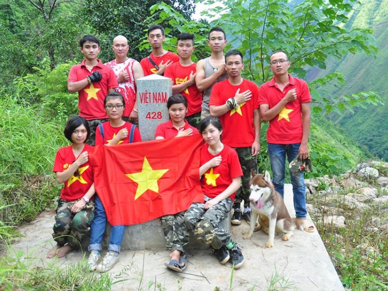 chụp ảnh tập thể cờ đỏ sao vàng