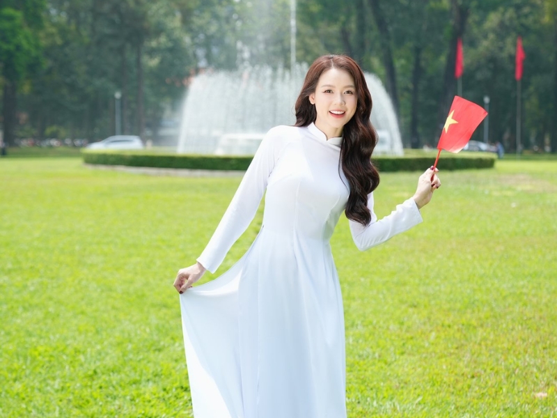 chụp ảnh với cờ đỏ sao vàng