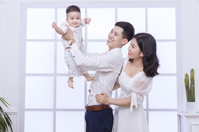 chụp gia đình 3 người tại studio