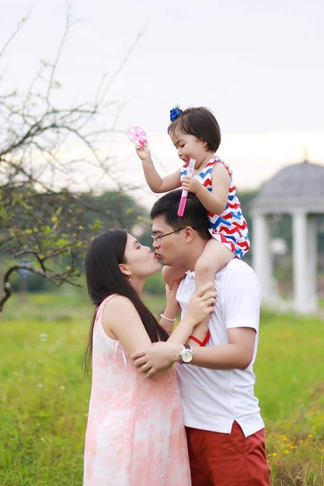 tạo dáng chụp hình gia đình đẹp