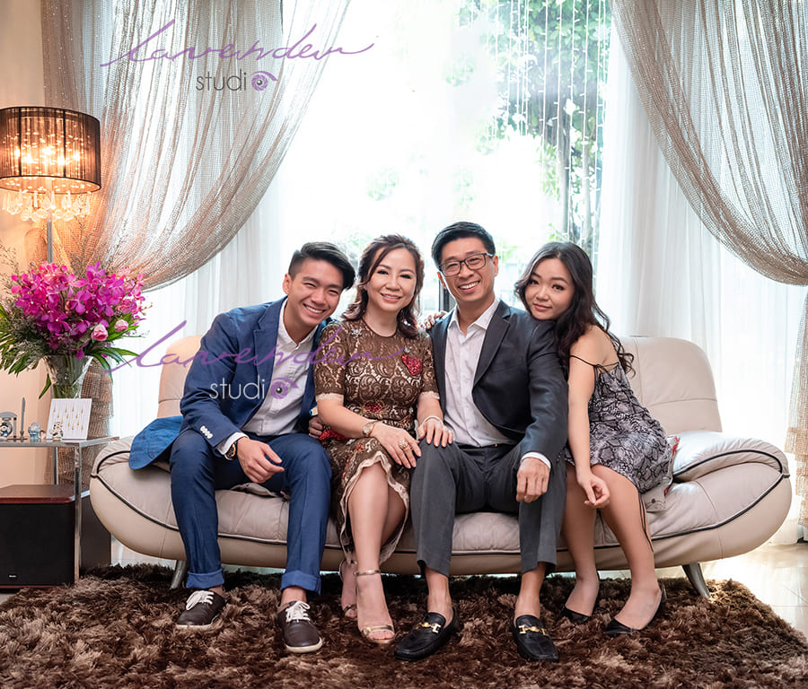 tạo dáng chụp gia đình tại studio