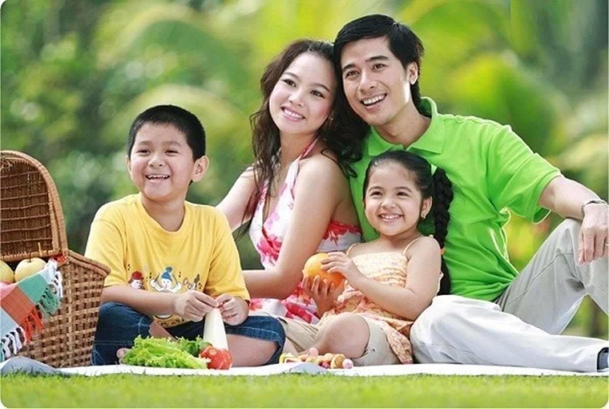 gia đình 4 người chụp ảnh ngoại cảnh đẹp