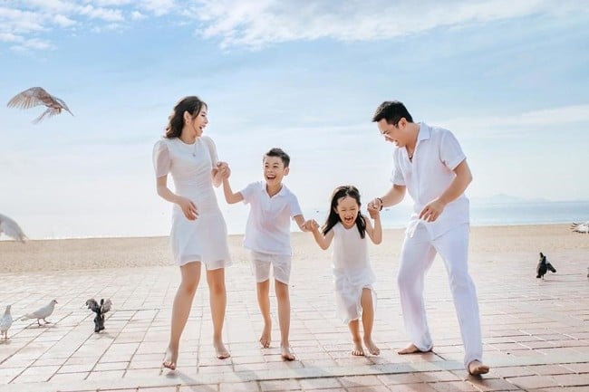 gia đình 4 người đi biển chụp ảnh