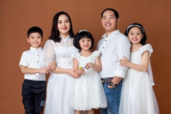 ảnh gia đình đẹp chụp tại studio