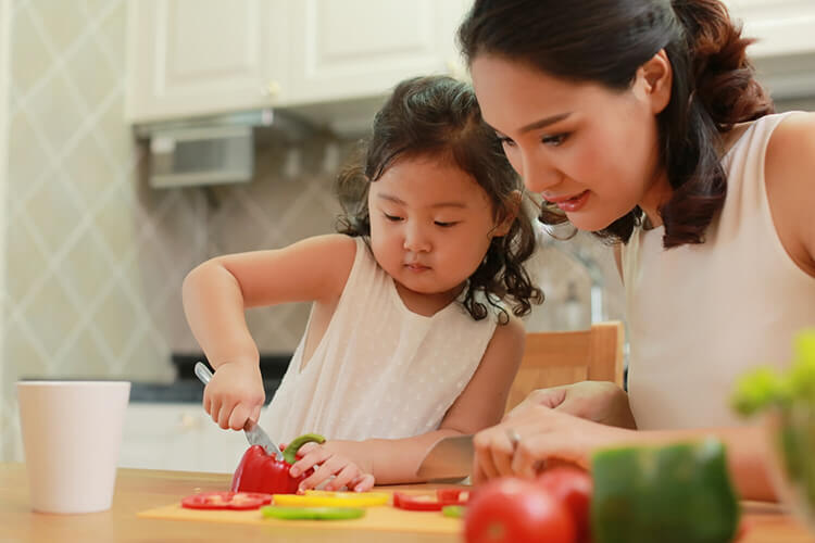 Cùng mẹ vào bếp