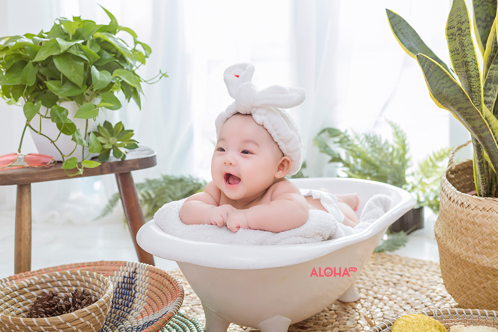 Bé vui vẻ tắm