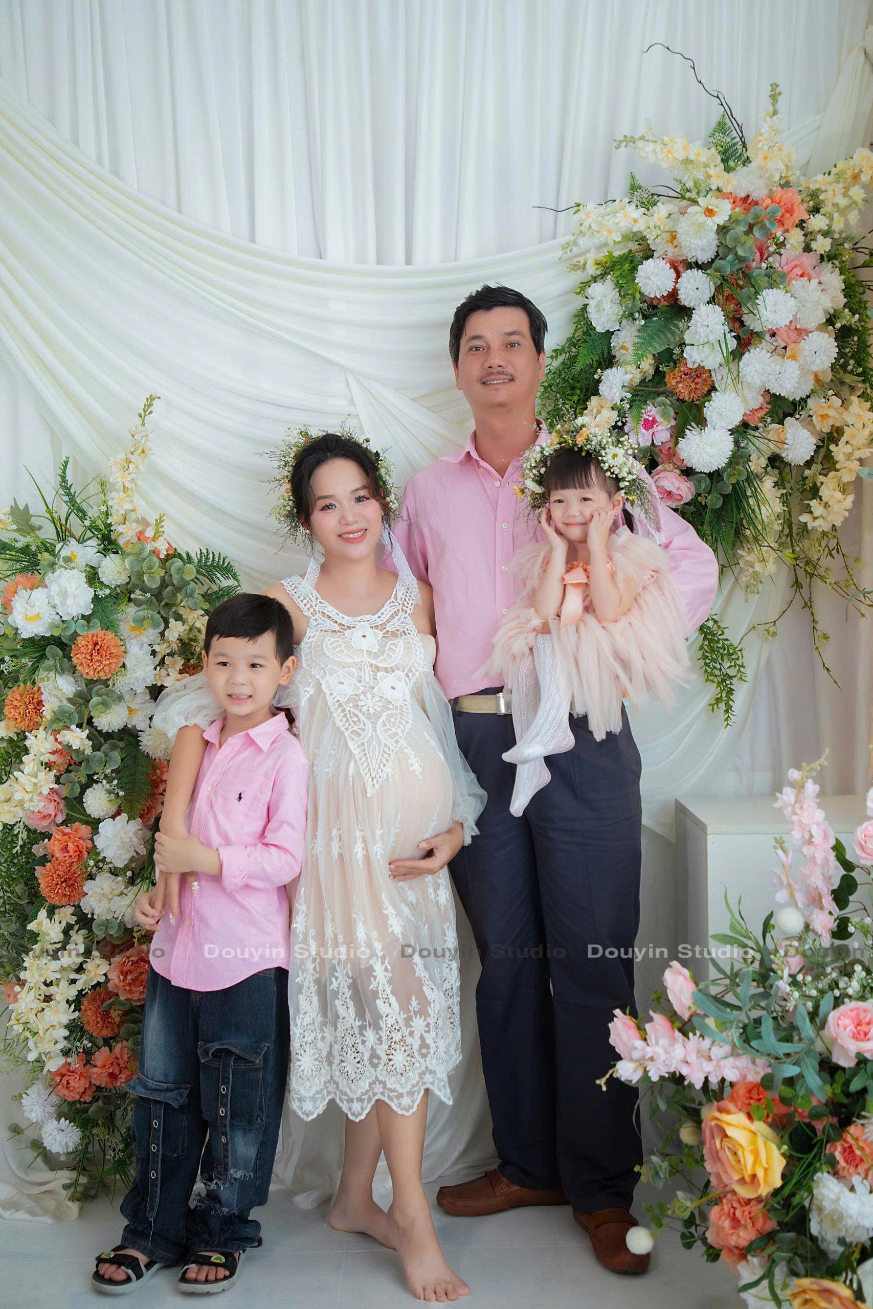 tao-dang-chup-anh-gia-dinh-4-nguoi-tai-studio