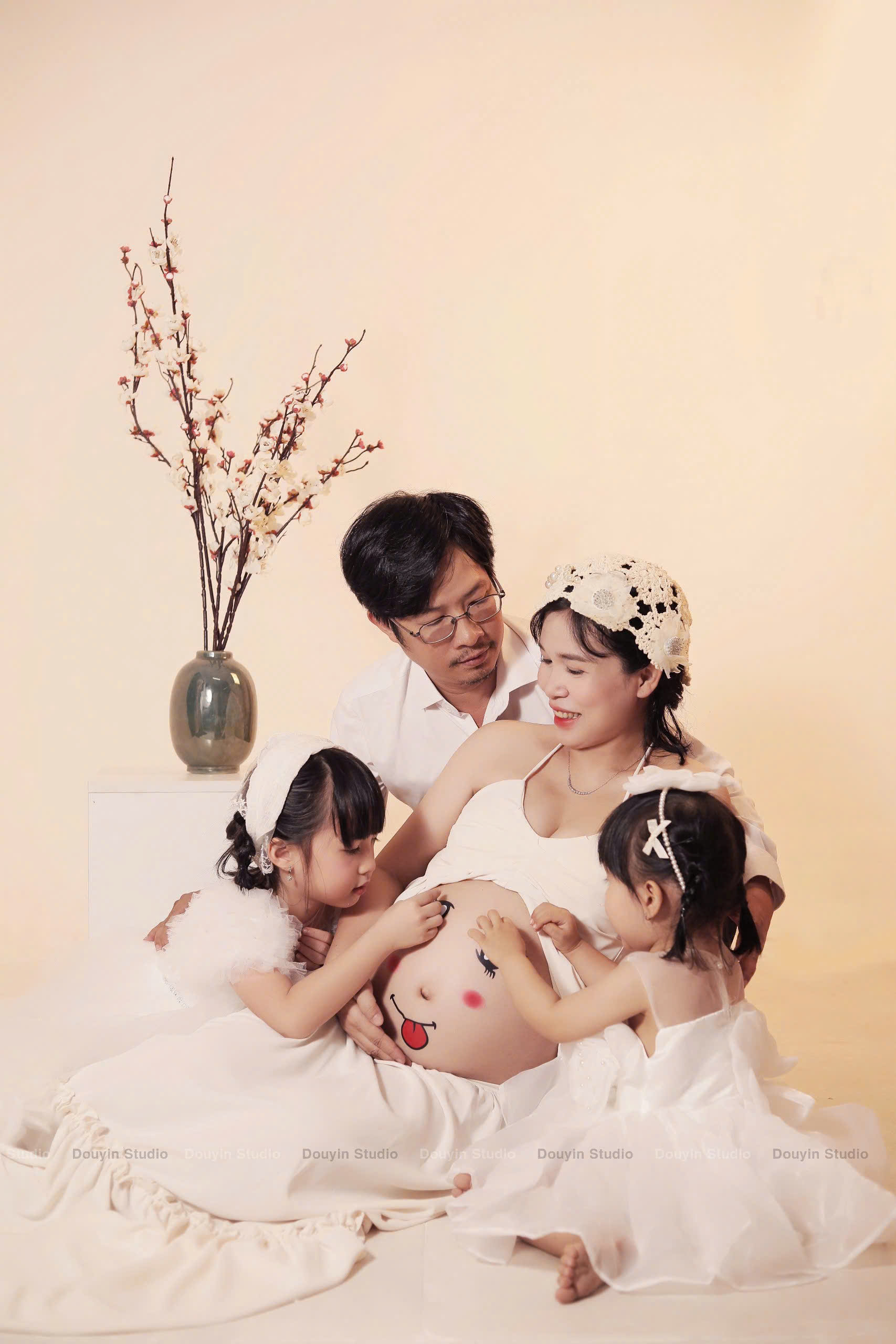 tao-dang-chup-anh-gia-dinh-4-nguoi-hanh-phuc
