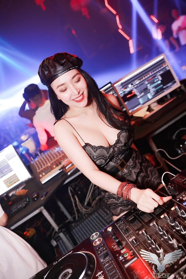 Vợ Khắc Việt và Dj Mie thu hút sự chú ý với trang phục gợi cảm
