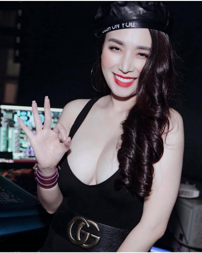 Vợ Khắc Việt và Dj Mie thu hút sự chú ý với trang phục gợi cảm