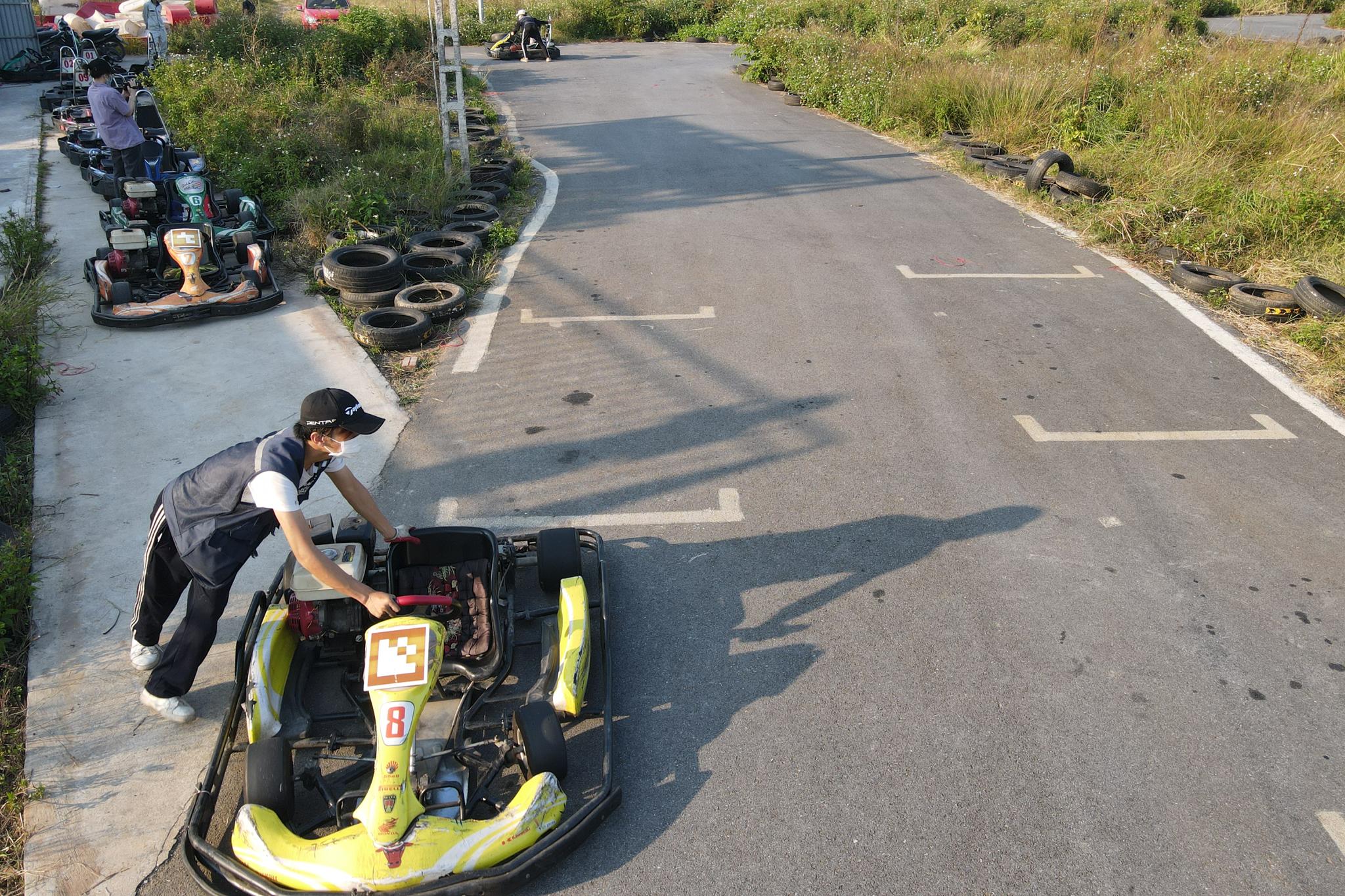 Trai xinh gái đẹp châu Âu chơi xe công thức 1 mini tại Hà Nội