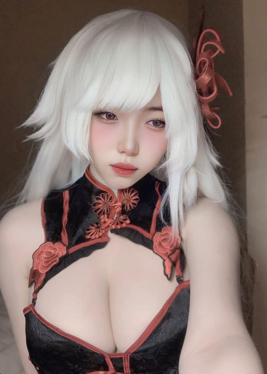 Xịt máu mũi với loạt ảnh cosplay hot girl Phùng Vũ Huyền Linh