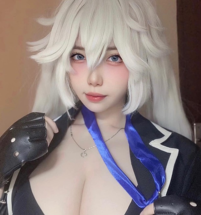 Xịt máu mũi với loạt ảnh cosplay hot girl Phùng Vũ Huyền Linh