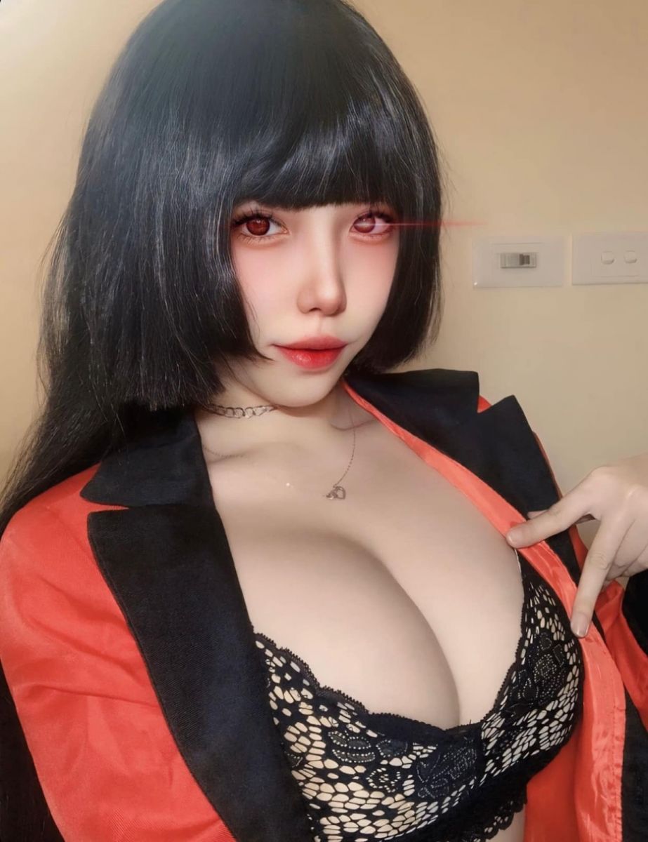 Xịt máu mũi với loạt ảnh cosplay hot girl Phùng Vũ Huyền Linh