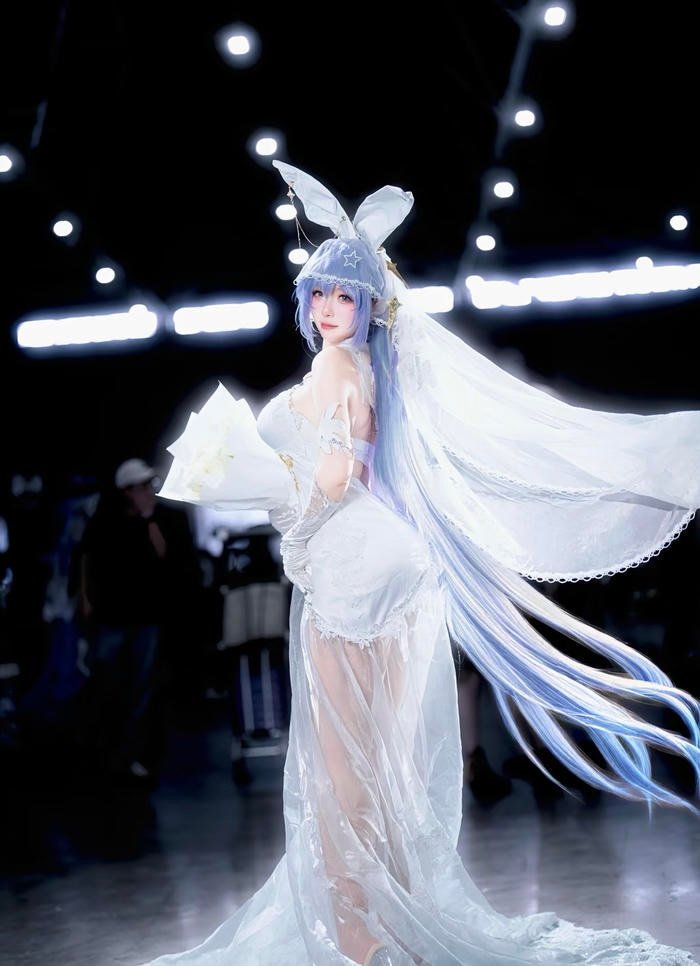 Ảnh gái xinh cosplay với trang phục nổi bật làm khung cảnh cuốn hút