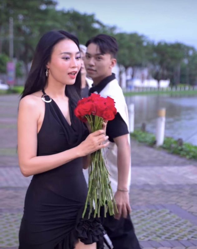 Những lần mặc váy bó sát khiến người đi đường khó rời mắt của Ninh Dương Lan Ngọc