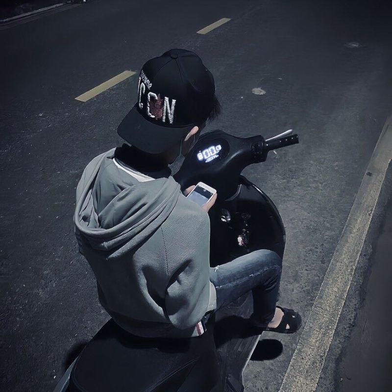 Phụ kiện và cách tạo dáng để có ảnh boy phố che mặt chuẩn phong cách.