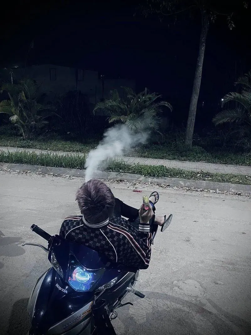 Ảnh boy phố che mặt thể hiện sự bí ẩn và phong cách cool ngầu trên đường phố.