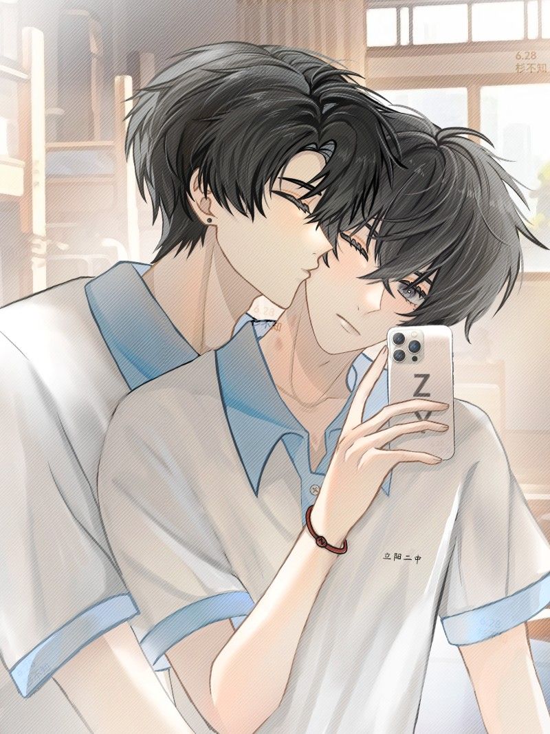 Ảnh boylove cầm điện thoại