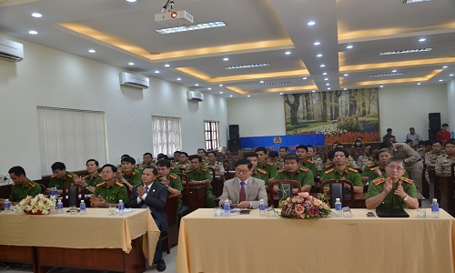 TRƯỜNG CAO ĐẲNG CẢNH SÁT NHÂN DÂN II TỔ CHỨC LỄ BẾ GIẢNG LỚP BỒI DƯỠNG NGHIỆP VỤ ĐIỀU TRA TỘI PHẠM HÌNH SỰ CHO HỌC VIÊN CỦA BỘ NỘI VỤ VƯƠNG QUỐC CAMPUCHIA