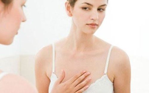 Ngực lép phải làm sao đây? Có nên đi nâng ngực không?