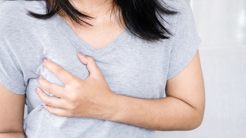 Một số người có thể gặp hiện tượng mẩn đỏ, ngứa hoặc rát da khi dùng miếng dán ngực