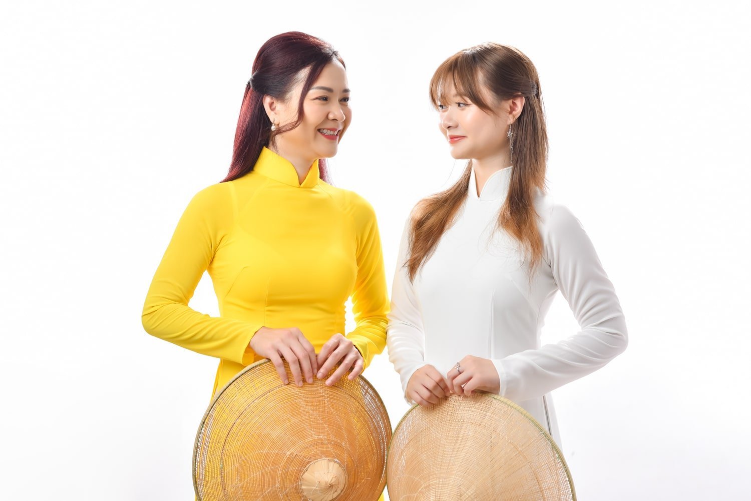 Anh ao dai 2 me con 13 min