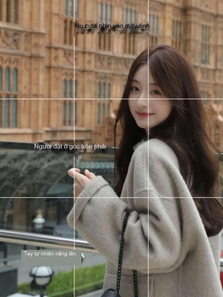 Với góc ảnh ngược lại, bạn có thể quay mặt lại camera, mỉm cười tự nhiên và tay nâng lên thoải mái. Camera man nên đặt nhân vật ở 2/3 góc ảnh phải với gương mặt nằm ở vị trí tương tự như ảnh.