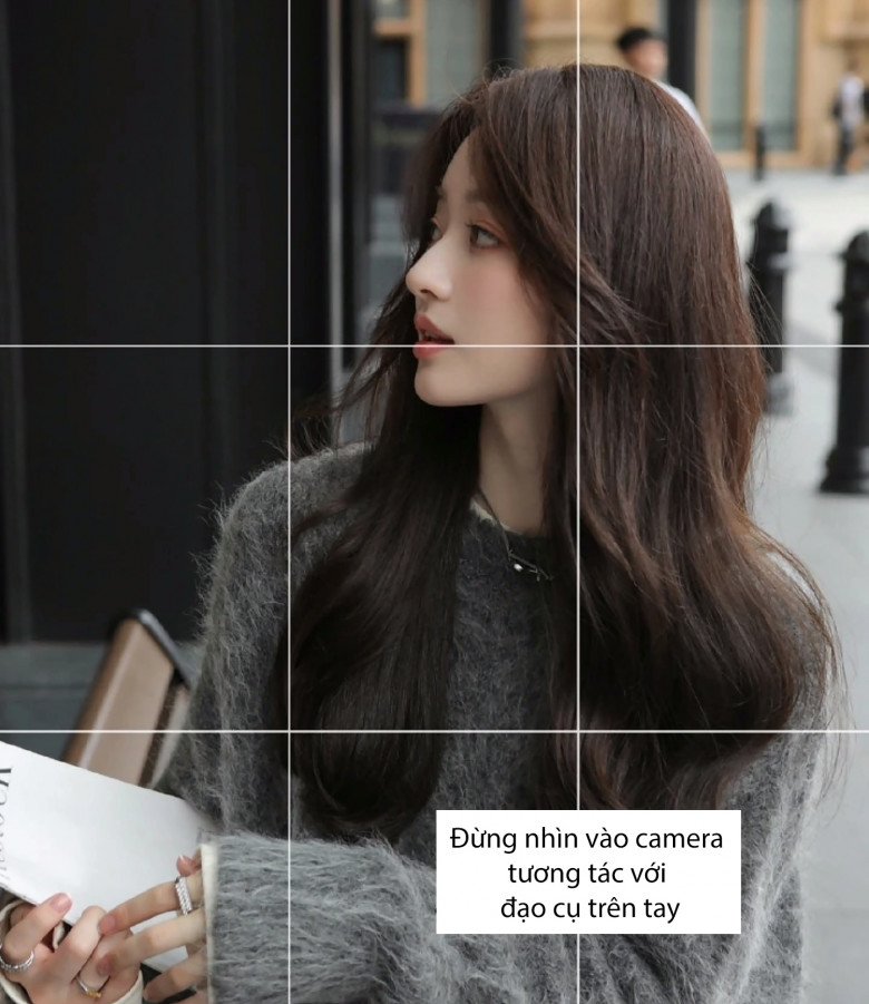 Đơn giản chỉ cần quay mặt sang một bên, tay cầm một ly cà phê hay một quyển tạp chí. Camera man nên đặt nhân vật ở vị trí 2/3 của bức ảnh.