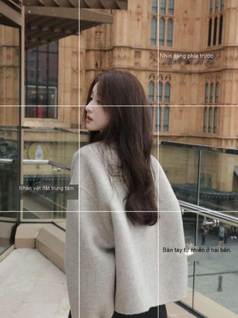 Hay với một góc xa hơn, người chụp ảnh có thể chụp ngang thắt lưng của nhân vật và đặt nhân vật vào giữa khung ảnh. Người chụp thì chỉ cần đơn giản hơi quay lưng lại với điện thoại và đặt tay buông tự nhiên ở 2 bên.