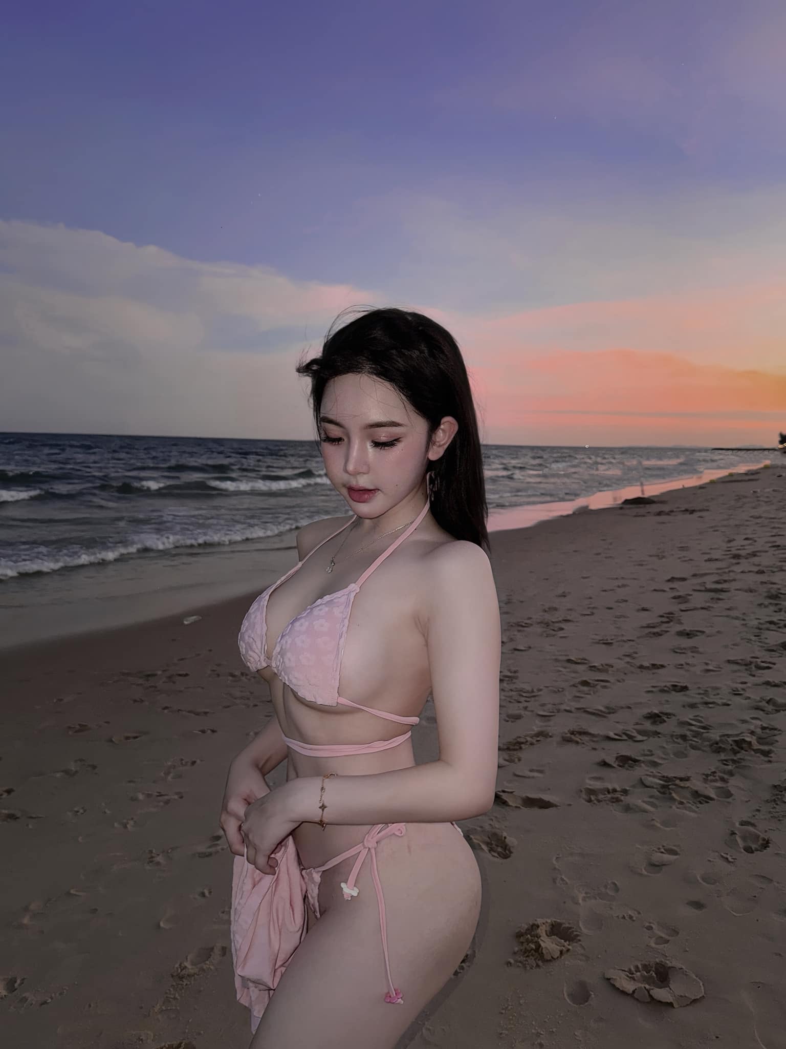 anh-tran-huyen-chau-mac-bikini-sexy-khoe-vu-to-cuc-ngon