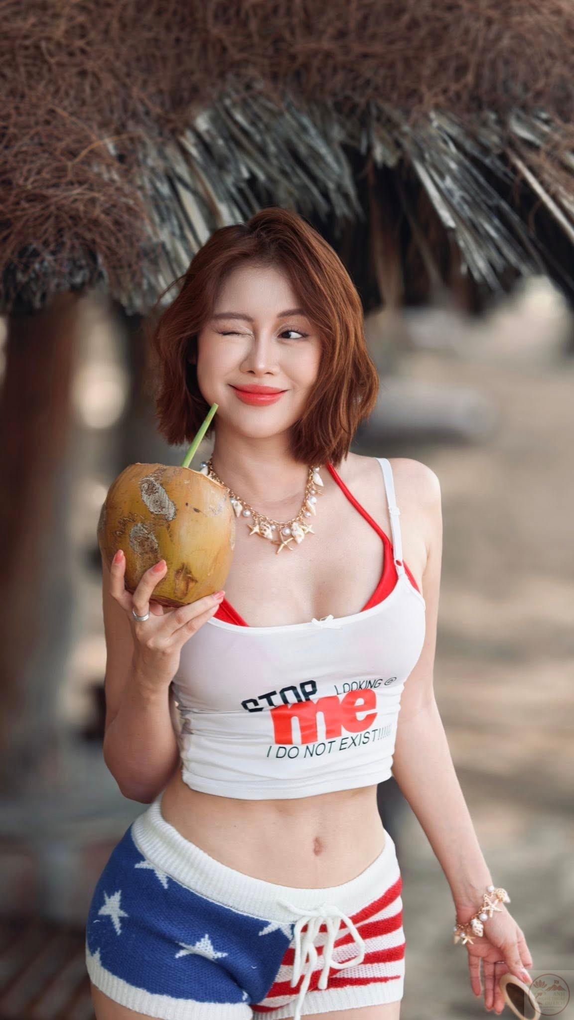 Chị Google độ dáng cong võng mặc bikini tắm suối, lộ cực phẩm hình thể láng mịn