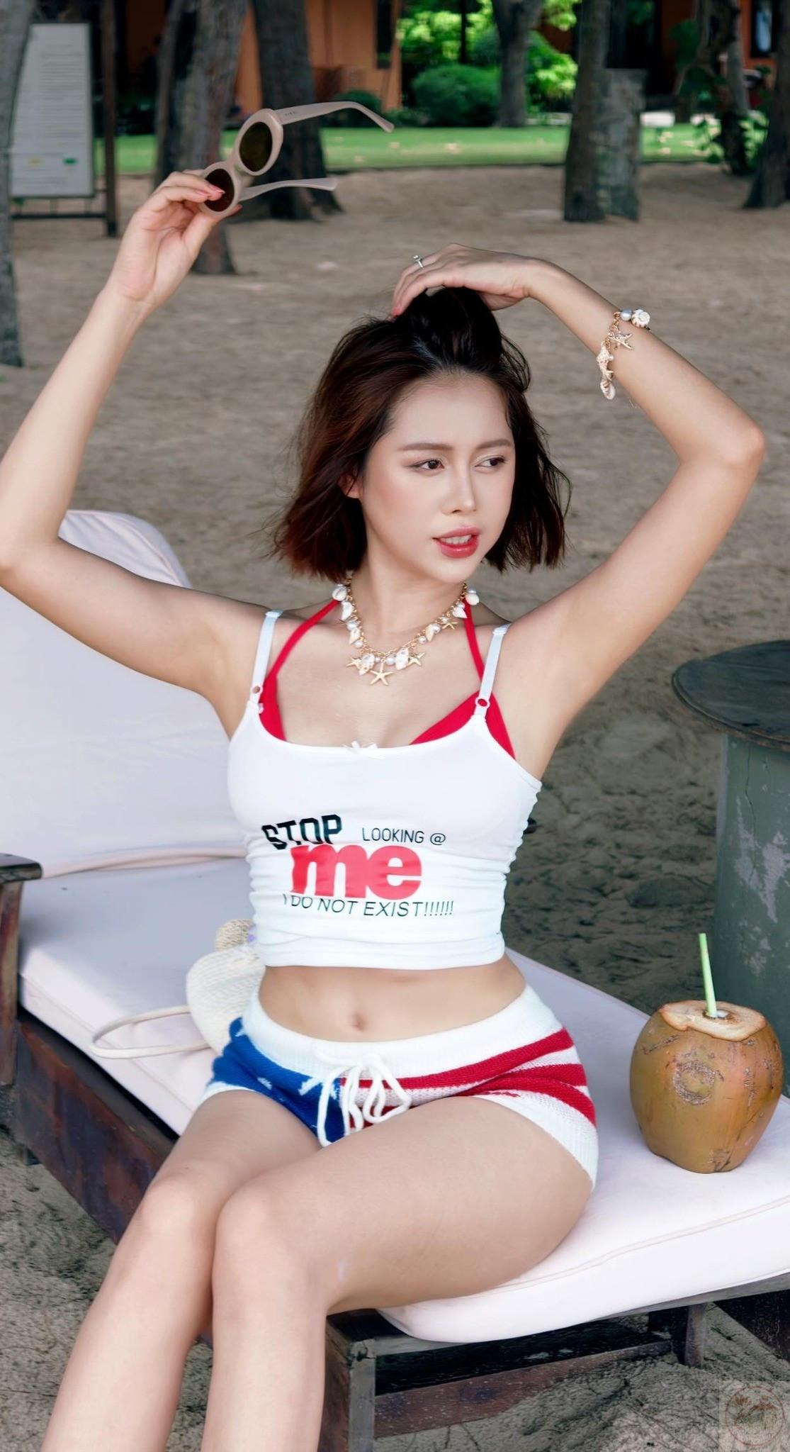 Hot girl TikTok Việt Phương Thoa xả ảnh đi biển cực cháy