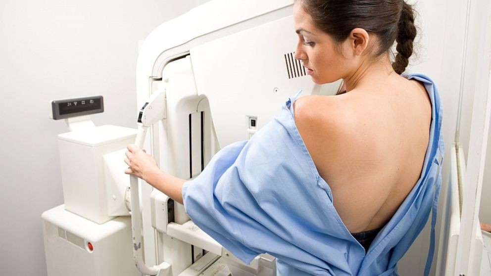 Phụ nữ từ 40 tuổi, đặc biệt người có yếu tố nguy cơ (béo phì, tiền sử gia đình, không sinh con), nên tầm soát định kỳ hàng năm. Ảnh minh họa: Internet