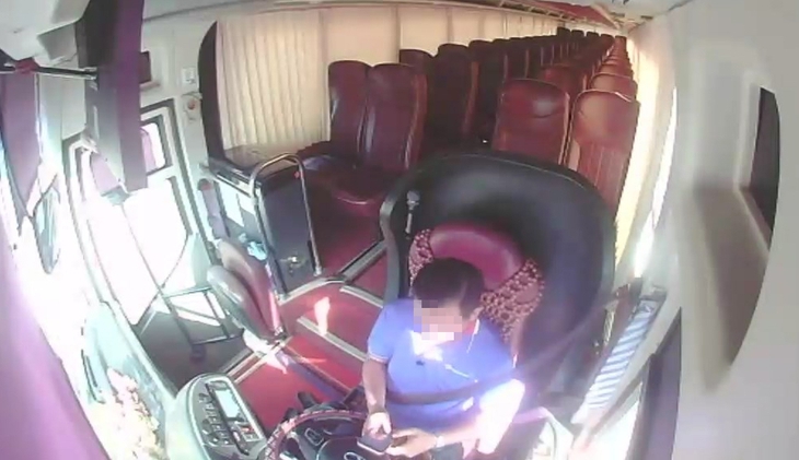 Xử phạt tài xế xe đầu kéo dùng băng keo che mắt camera thiết bị ghi nhận hình ảnh tài xế