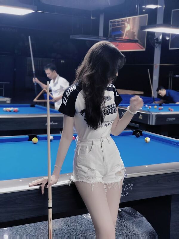 anh con gai choi bida che mat 16