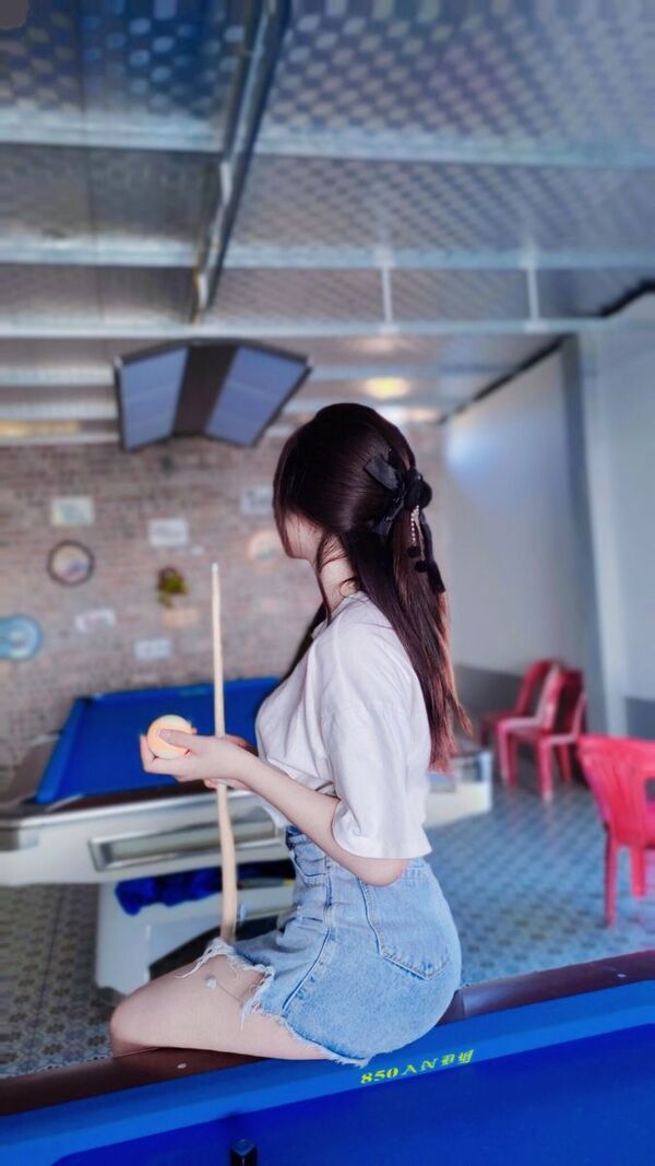 anh con gai choi bida che mat 3