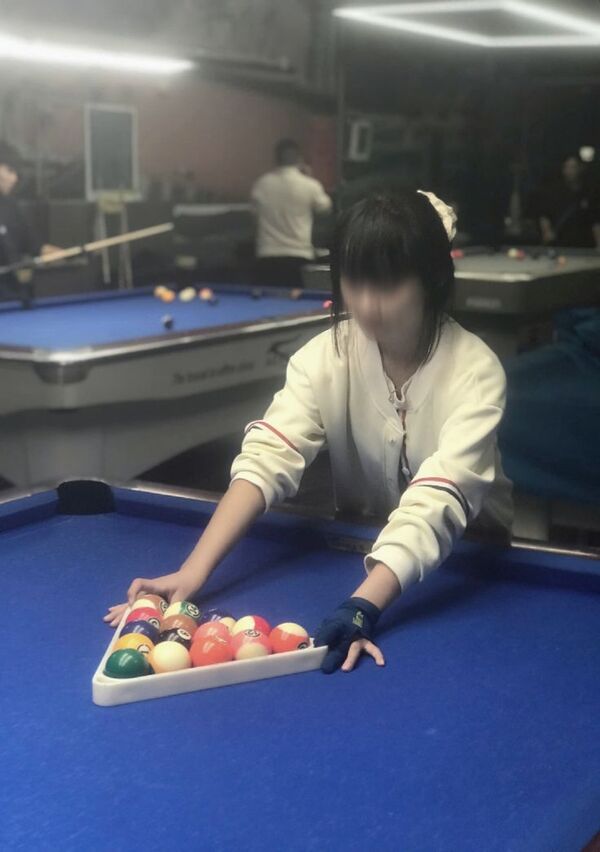 anh con gai choi bida che mat 21
