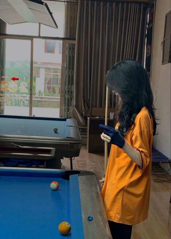 anh con gai choi bida che mat 22