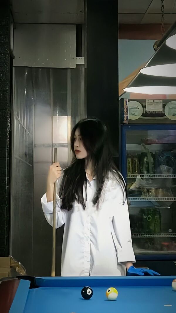 anh con gai choi bida che mat 25