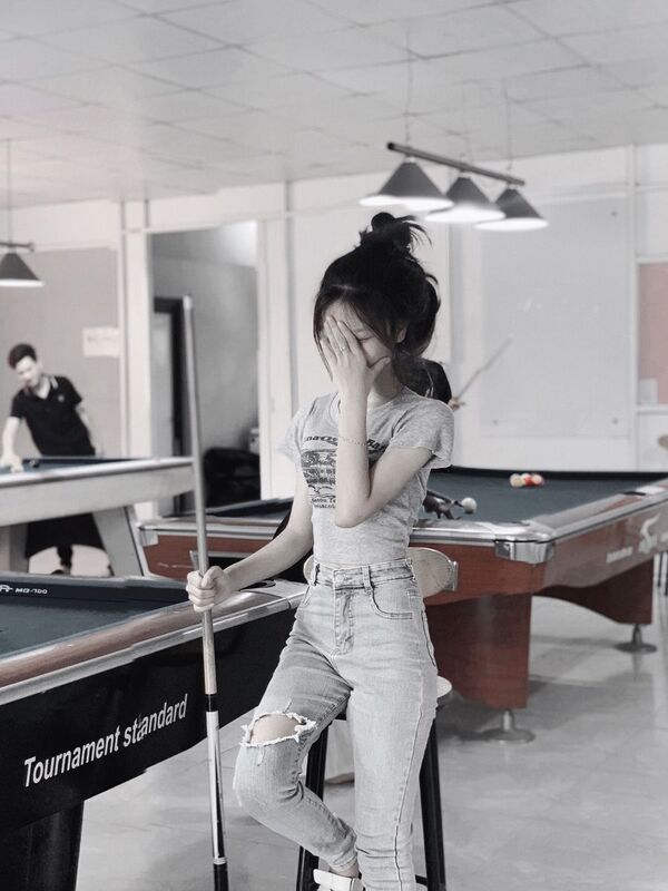 anh con gai choi bida che mat 28