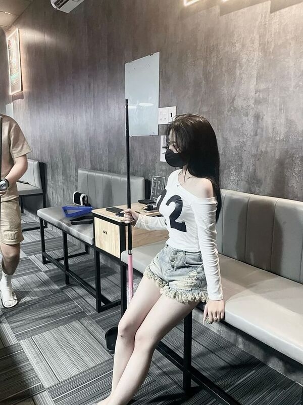 anh con gai choi bida che mat 29