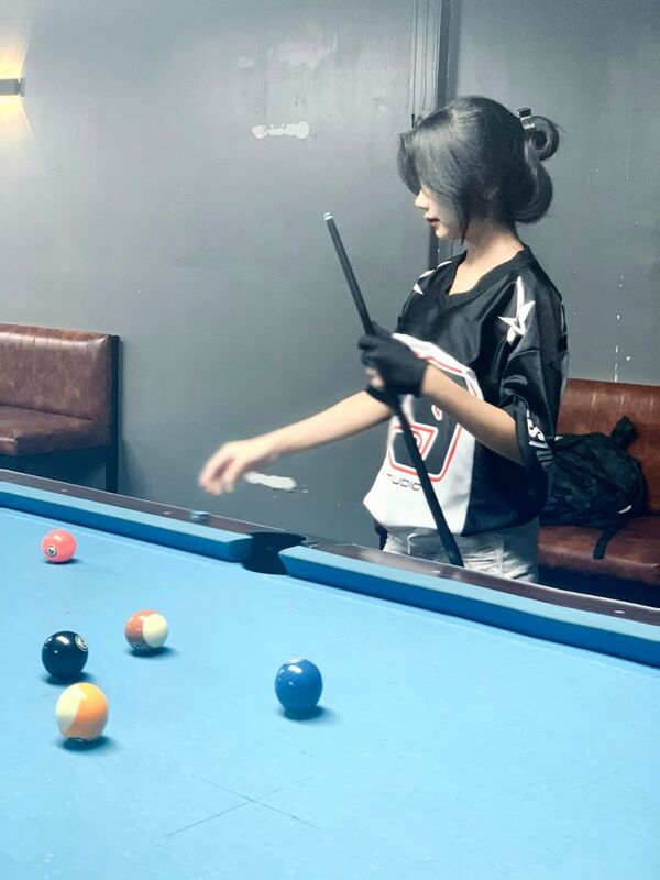anh con gai choi bida che mat 4