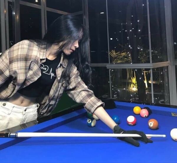 anh con gai choi bida che mat 40