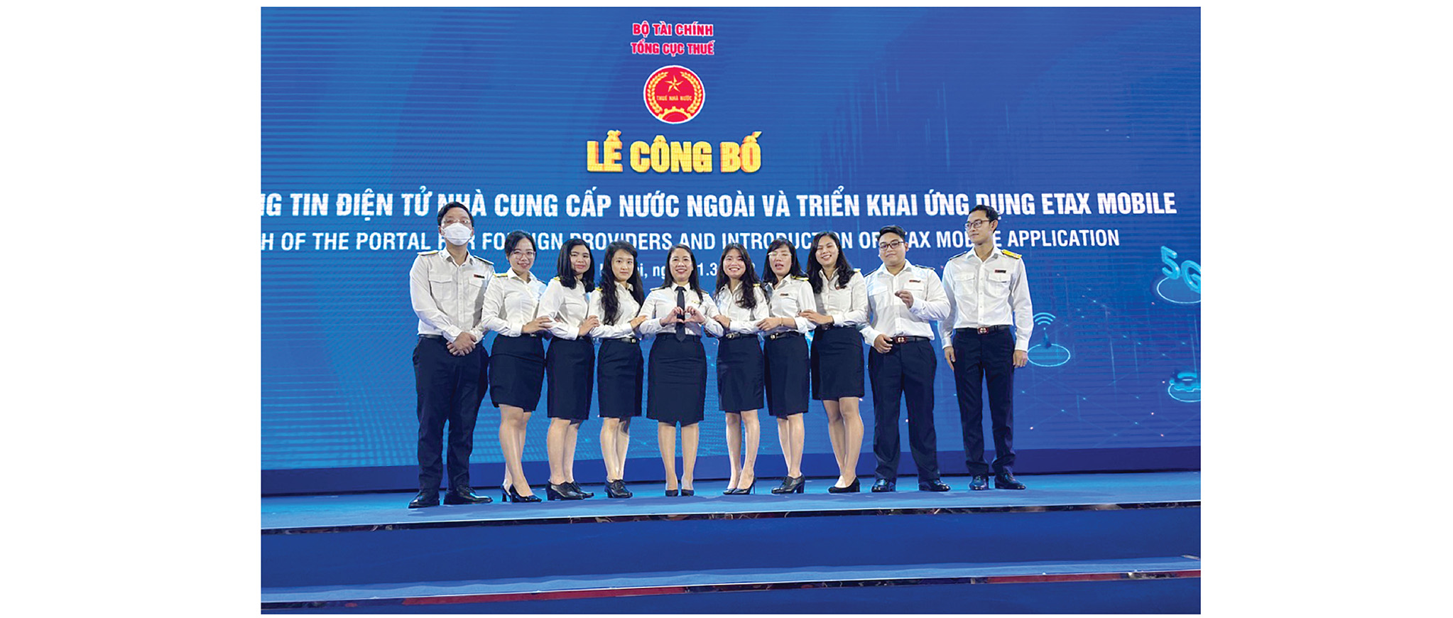 Chị Nguyễn Thị Lan Anh và các đồng nghiệp tại Lễ công bố Cổng thông tin điện tử nhà cung cấp nước ngoài.