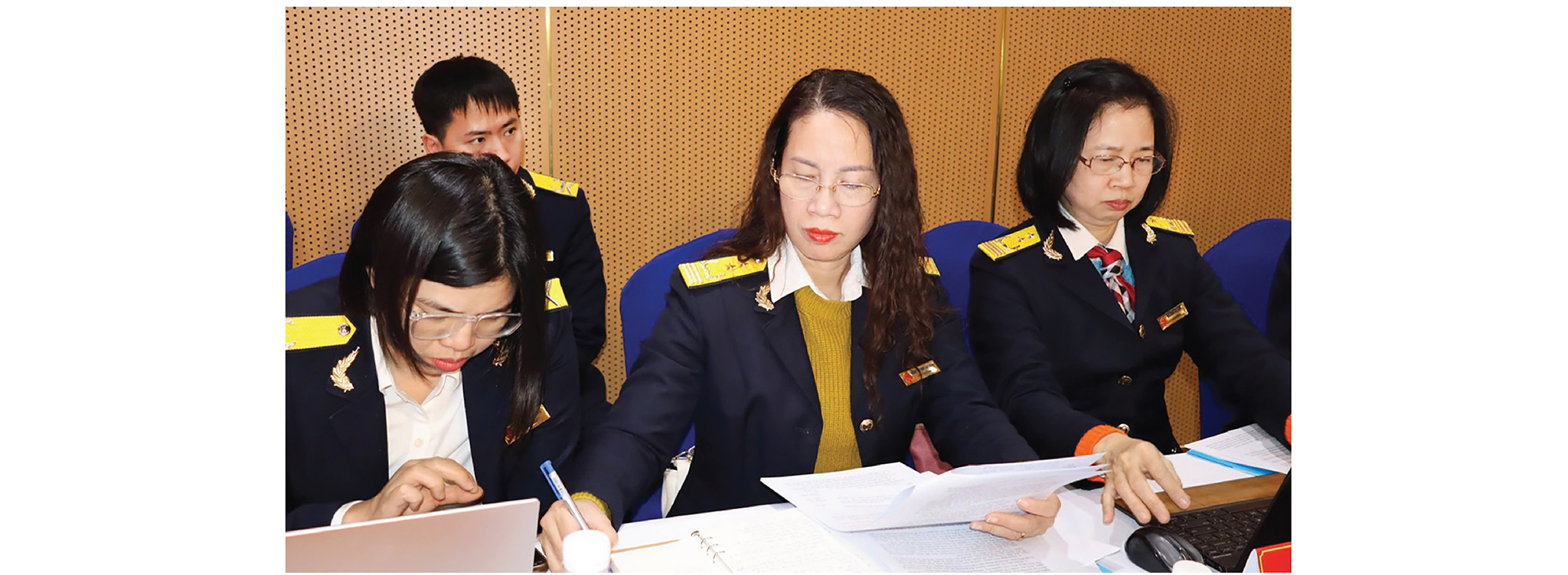 Chị Nguyễn Thị Lan Anh (giữa) cùng các đồng nghiệp ở Tổng cục Thuế (trước đây).