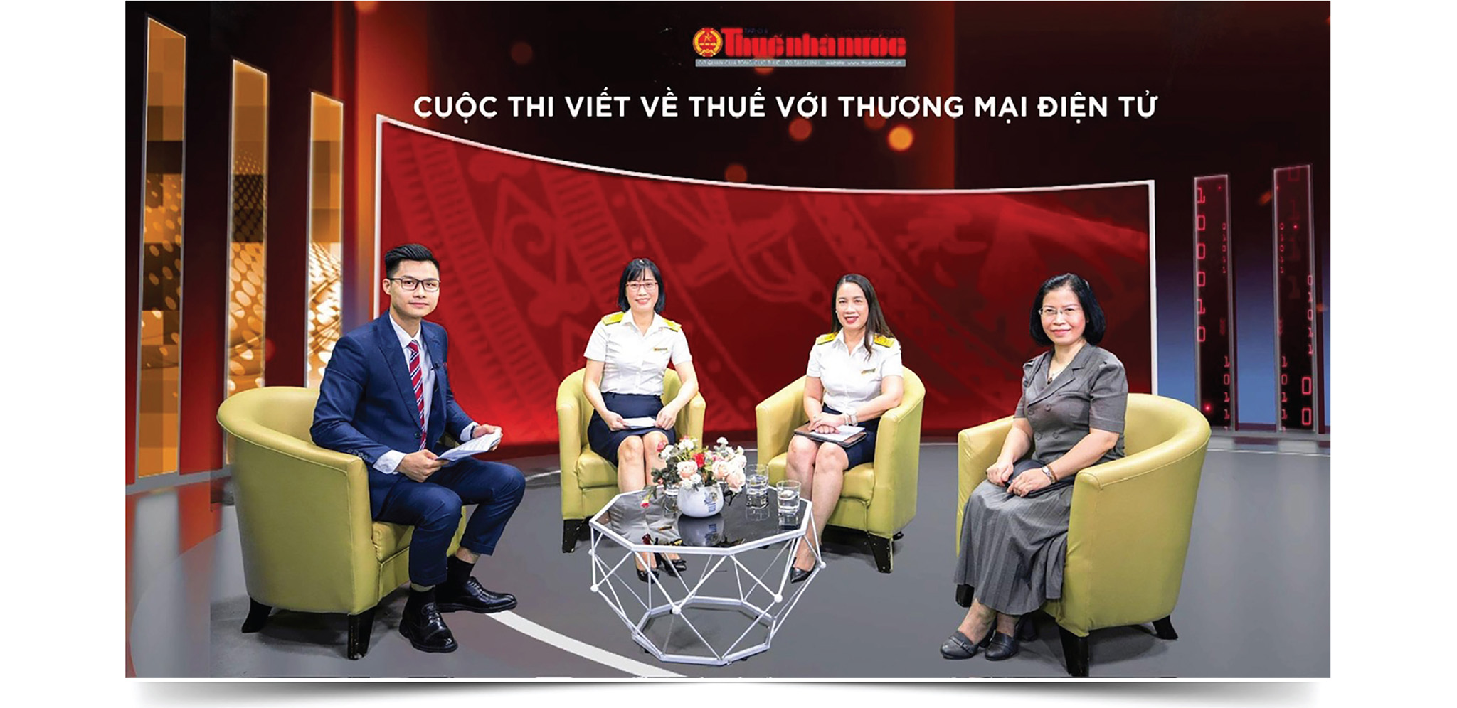 Chị Nguyễn Thị Lan Anh (thứ hai từ phải sang) tham gia phát động Cuộc thi viết thuế với thương mại điện tử.